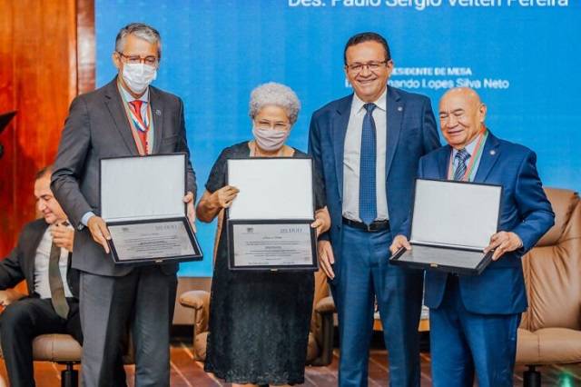 Governadora Regina Sousa recebe a Medalha do Mérito Desembargador Tomaz Gomes Campelo